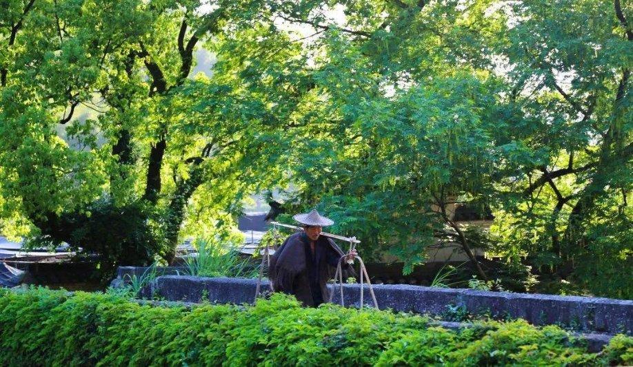 喉咙有异物感,咳出臭鸡蛋味小石头?可能是你的扁桃体结石了